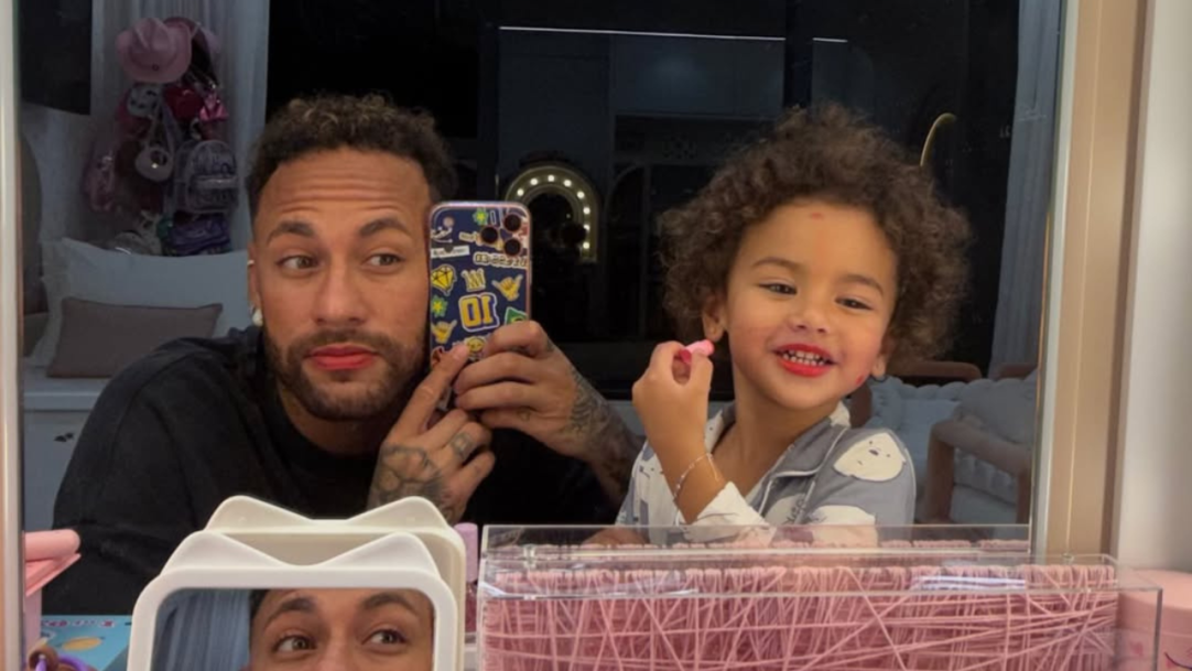 Neymar Jr. brinca com a filha Mavie e aparece maquiado: ‘Minha masculinidade diminuiu’