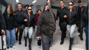 Demi Lovato atende fãs no aeroporto do Rio após Rock in Rio antes de seguir para São Paulo