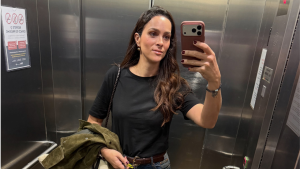 Letícia Cazarré rebate críticas por se cuidar durante internação da filha
