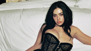 Charli XCX estrela capa da “Playboy” e revela o que desperta seu lado mais sexy