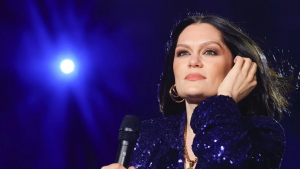 Jessie J anuncia segunda cirurgia de mama e pausa nas redes sociais para se recuperar