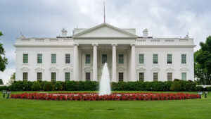 Principais TVs dos EUA suspendem cobertura conjunta de Trump após bloqueio a jornalistas na Casa Branca