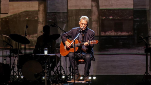 Chico Buarque procura a polícia após receber comentário com ameaça de morte