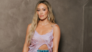 Hilary Duff confirma retorno ao Brasil em 2027 e empolga fãs: “Estou prontíssima”