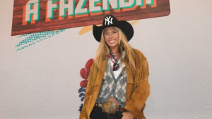 Adriane Galisteu aposta em look cowgirl e apresenta novidades de ‘A Fazenda 18’