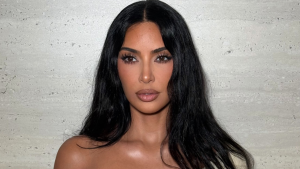 Kim Kardashian revela diagnóstico de esofagite e se emociona ao lembrar doença que matou seu pai