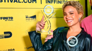 Bella Campos surpreende com novo visual loiro e cacheado ao ser premiada nos Estados Unidos