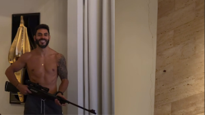 Rodolffo mata barata com tiro dentro de casa e diverte redes sociais
