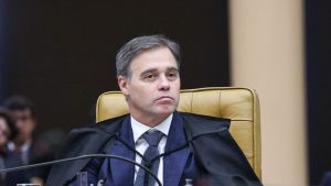 Fachin dá 72 horas para Mendonça responder a pedido da AGU