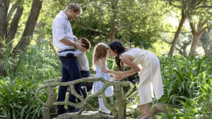 Príncipe Harry e Meghan Markle matriculam os filhos em escola de elite com anuidade de R$ 180 mil