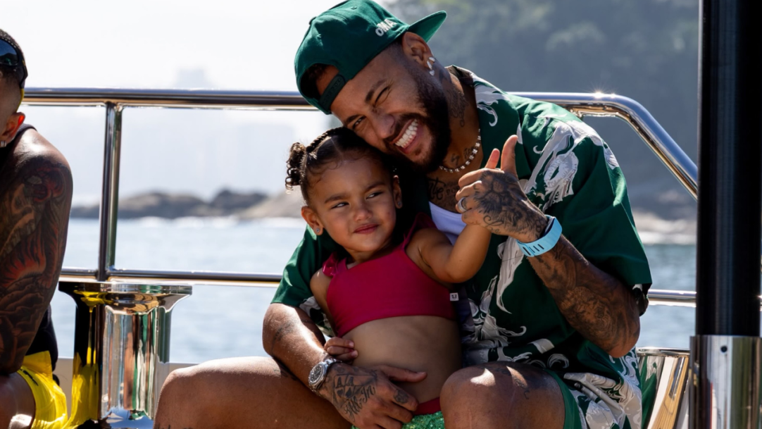 Mavie visita Neymar no Santos e encanta a web