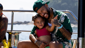 Mavie visita Neymar no Santos e encanta a web