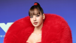 Lisa do BLACKPINK brilha no VMAs com looks esculturais
