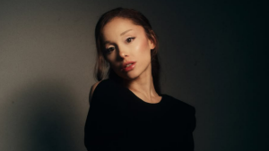 Ariana Grande se emociona ao encerrar turnê antes de pausa na carreira