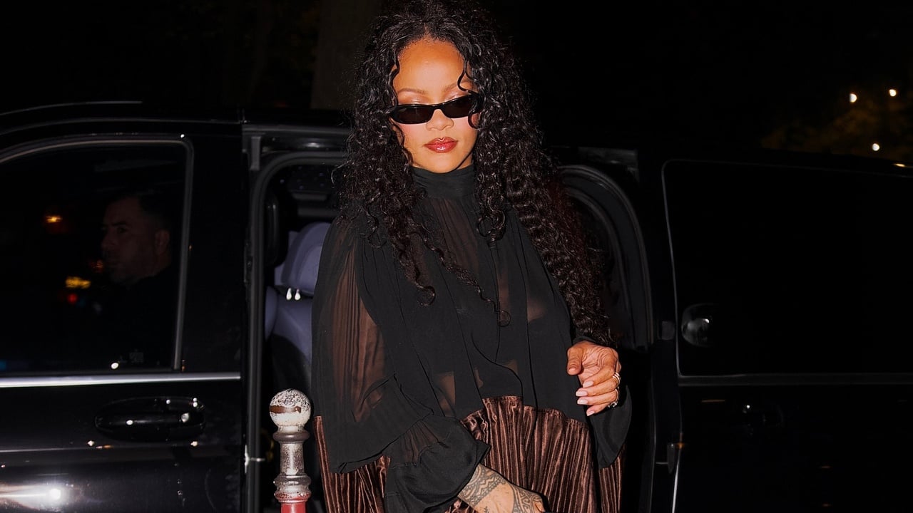 Rihanna combina transparência e saia balão da Ferragamo em show de Celine Dion