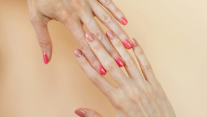 Verde matcha ao amarelo-manteiga: o guia definitivo para as unhas da primavera-verão