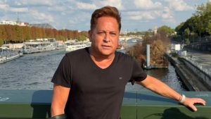 Leonardo arranca risadas ao se atrapalhar com cartão de crédito