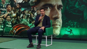 Abel Ferreira critica gramado da Vila Belmiro