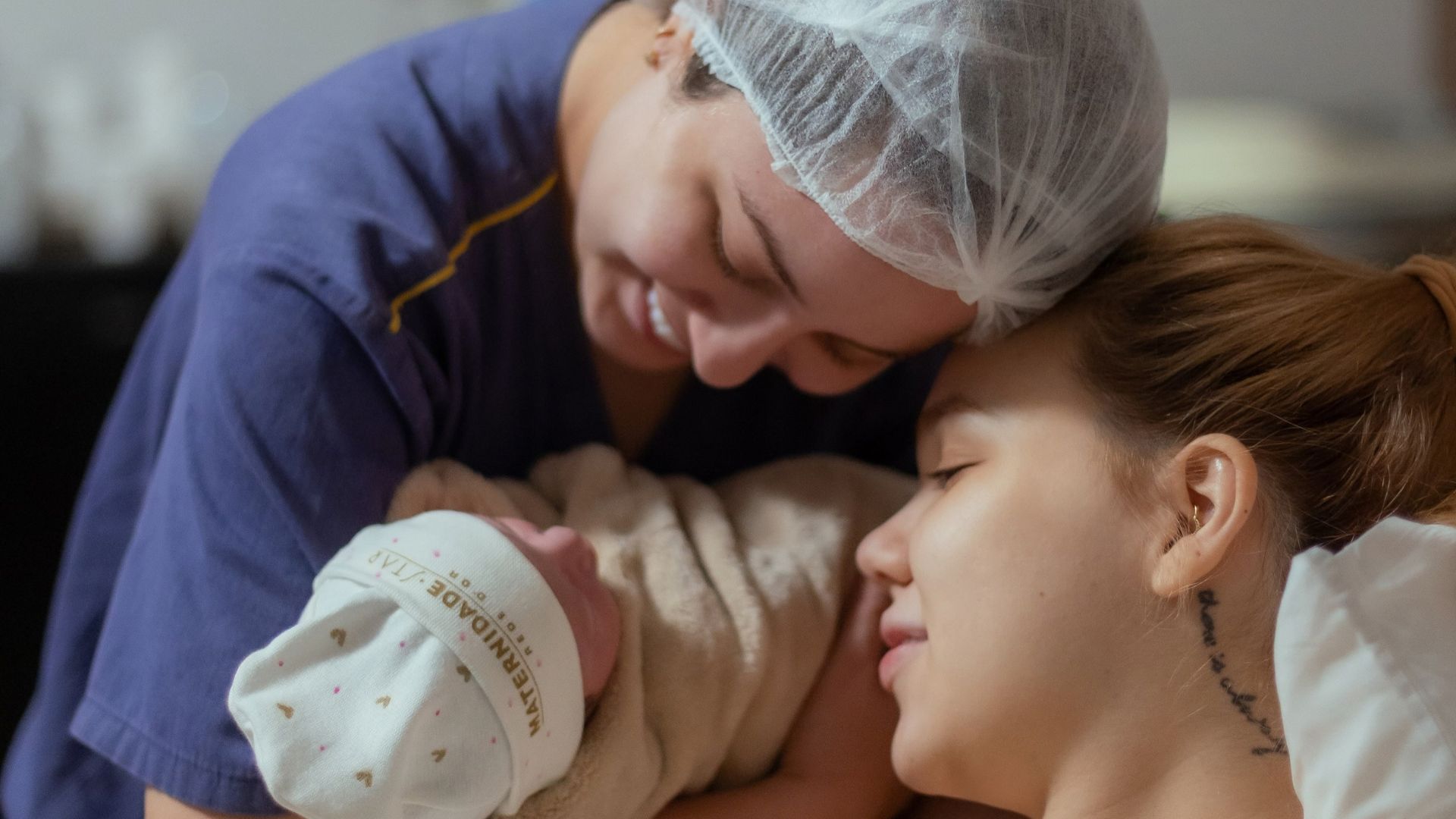 Nasce a filha de Mari Fernandez e Julia Ribeiro; confira as fotos emocionantes do parto