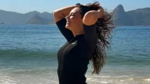 Paolla Oliveira mostra fotos na praia e manda recado aos haters
