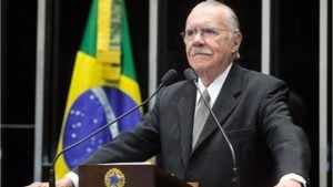 Sarney é internado na UTI após passar por procedimento abdominal