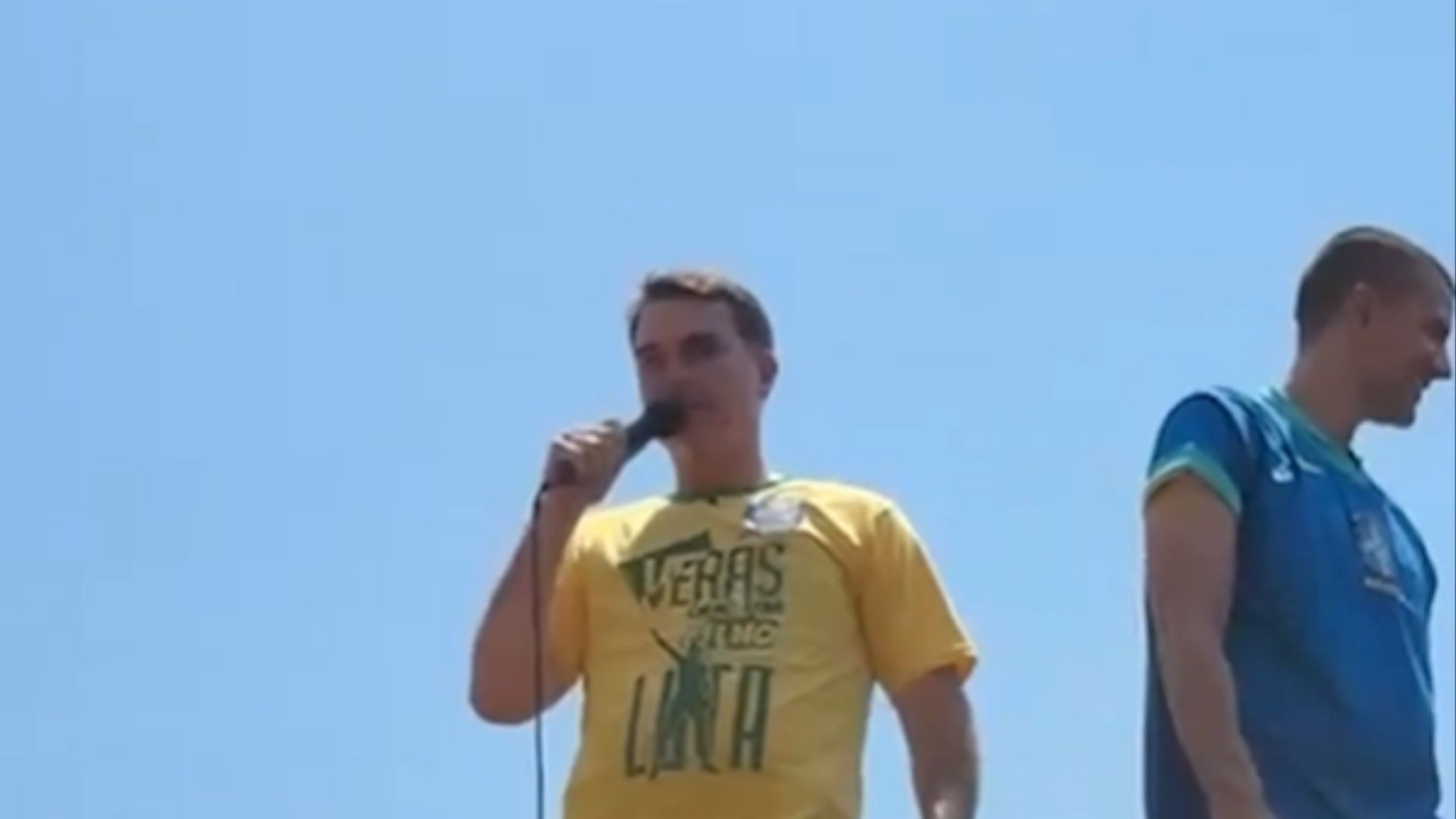 Flávio Bolsonaro revela que o pai, Jair Bolsonaro, passará a faixa presidencial para ele