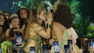 Paolla Oliveira beija Iza durante coroação como rainha de bateria da Imperatriz