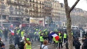 O que é o movimento dos “coletes amarelos” que inspira novos protestos na França