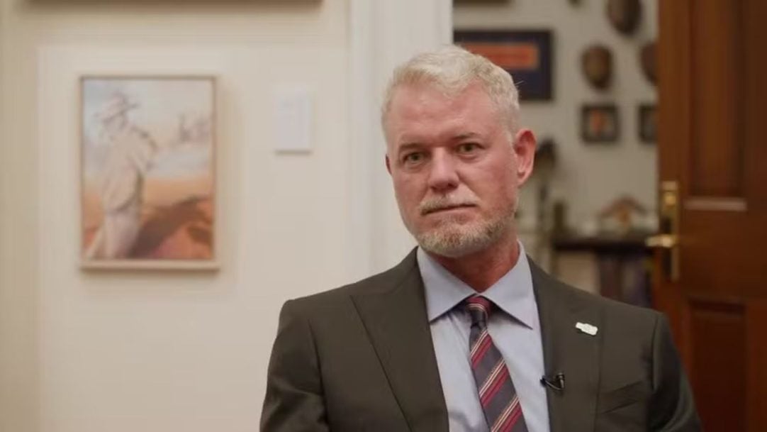 Em biografia, Eric Dane relata quase afogamento e resgate emocionante conduzido pela filha