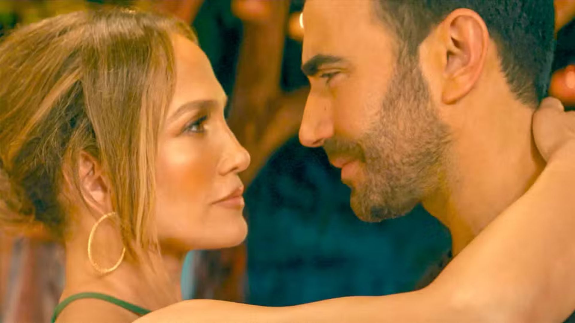 Jennifer Lopez é vista em festa com astro de ‘Ted Lasso’ e alimenta boatos de novo romance