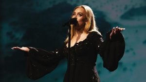 Tabloide afirma que Adele prepara novo álbum para 2027 após cancelar apresentação secreta