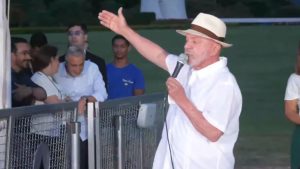 Lula critica ida de Flávio Bolsonaro aos EUA: “quem não deve, não teme”