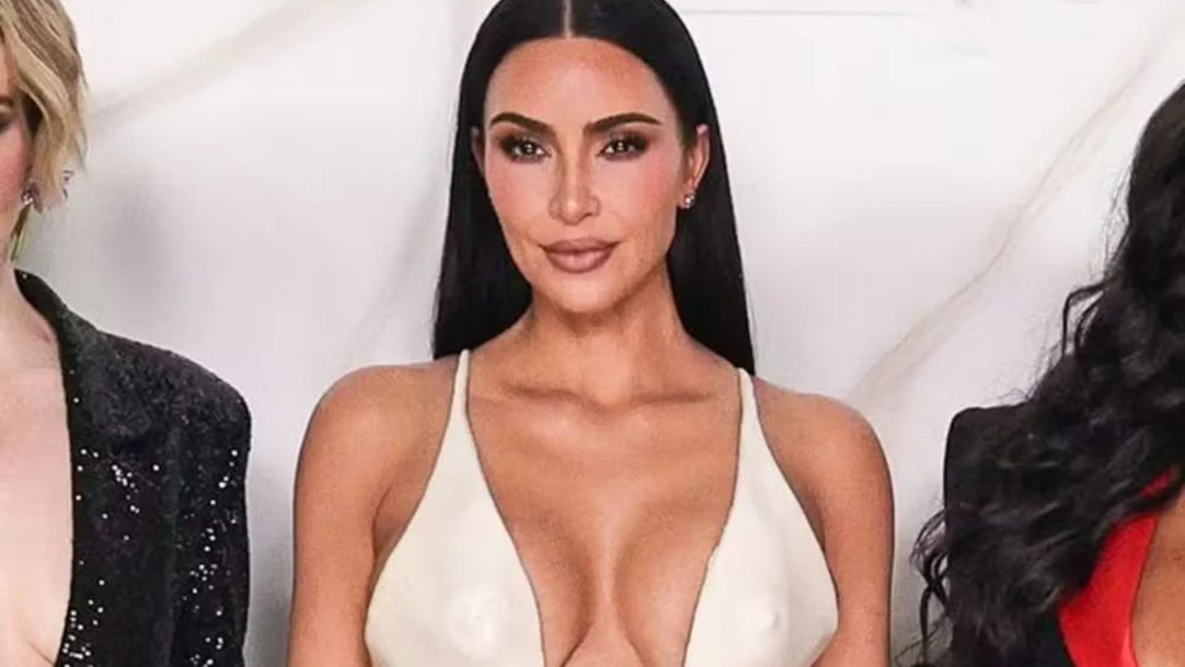 Kim Kardashian ousa com visual de R$ 600 mil com ‘faróis acesos’ e rouba a cena