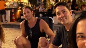 Jonatas Faro compartilha foto romântica com o namorado após revelar bissexualidade