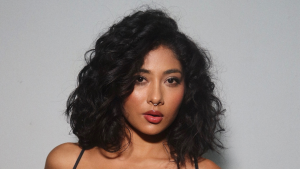 Indicada ao Grammy Latino, Zaynara surpreende com cachos naturais e novo corte após transição capilar