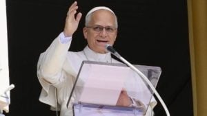 Papa Leão XIV passa noite tranquila após cirurgia para retirar parte do pulmão