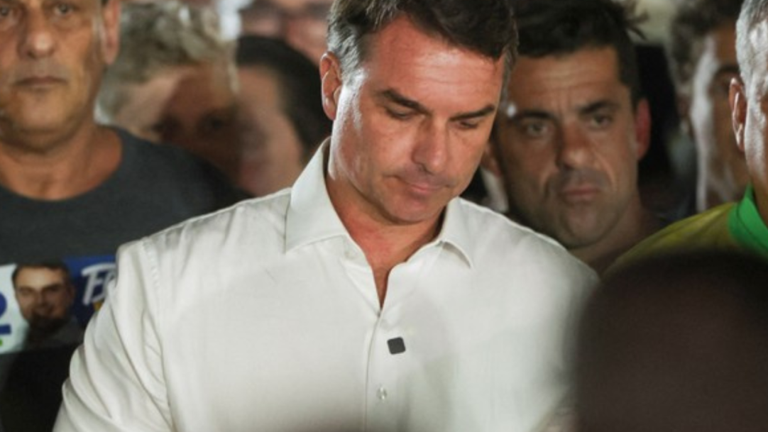 Inquéritos ameaçam futuro de Flávio Bolsonaro após derrota nas urnas