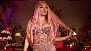 Belle Restum celebra aniversário com festa temática de perucas e reúne nomes do entretenimento