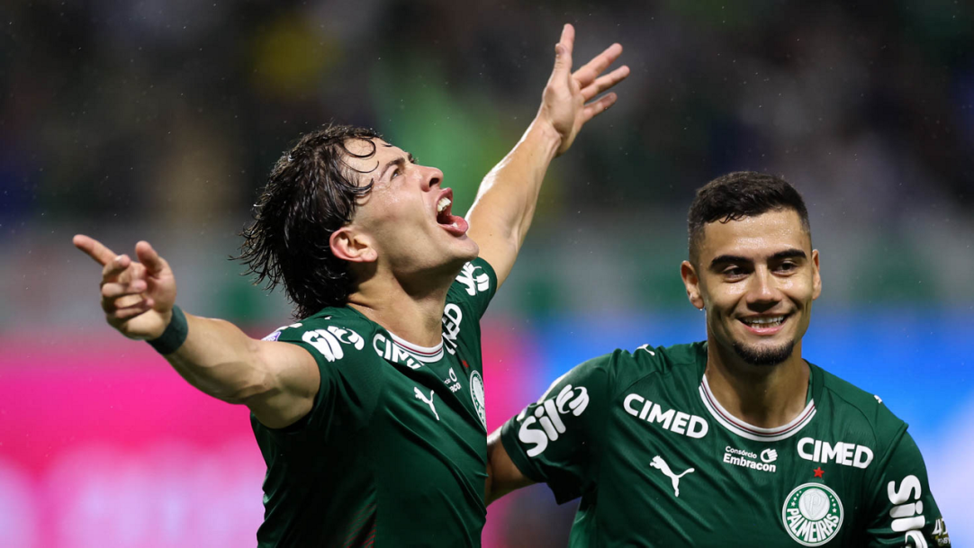 Palmeiras goleia Corinthians por 4 a 1, mantém caça ao Flamengo e amplia invencibilidade em clássicos