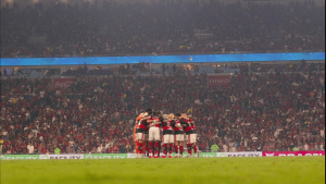 Flamengo vence o Atlético-MG no fim e retoma a liderança do Brasileirão