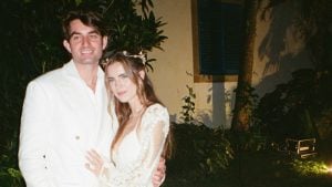 Conor Kennedy tieta a esposa, Giulia Be, durante show após lua de mel