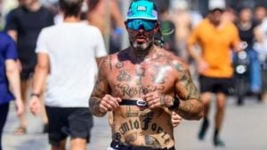 Tico Santa Cruz celebra 49 anos e é visto se exercitando na orla carioca