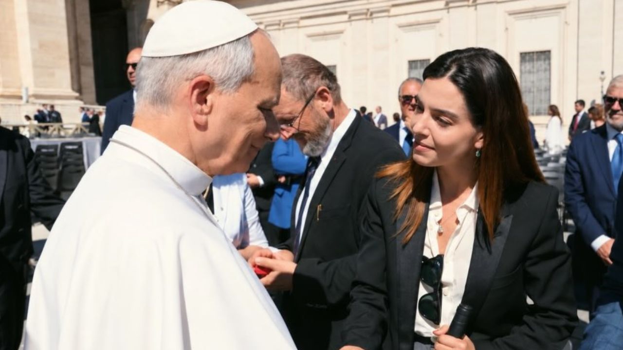 Giovanna Lancellotti se encontra com o papa Leão XIV e compartilha registros nas redes sociais