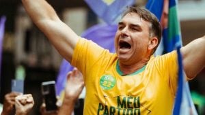 Flávio Bolsonaro comemora resultado do primeiro turno e diz: “O Brasil quer mudança”