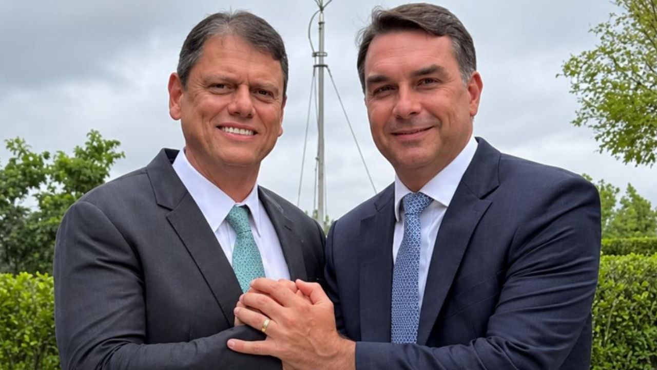 Flávio Bolsonaro faz motocarreata com Tarcísio no último dia de campanha