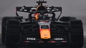 F1: Verstappen conquista vitória na sprint de Singapura após atraso por chuva