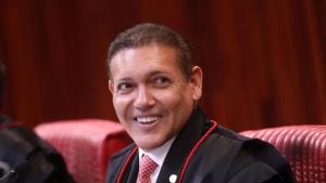 Nunes Marques atende pedido de Flávio e determina retirada do canal “Exército do Lula”