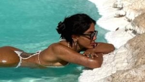 Anitta exibe bronzeado durante viagem a cenário paradisíaco no Egito