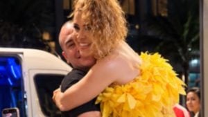 Joelma surpreende ao ser carregada no colo após show de mais de três horas