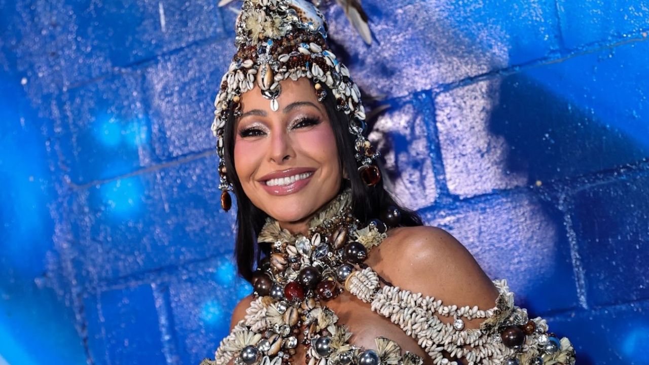Grávida, Sabrina Sato mostra samba no pé em ensaio na quadra da Vila Isabel